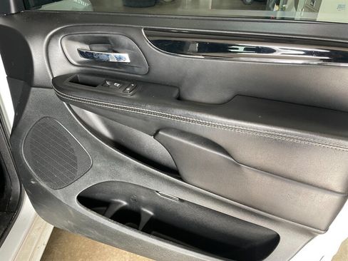 Used 2016 Dodge Grand Caravan SE FWD image 25