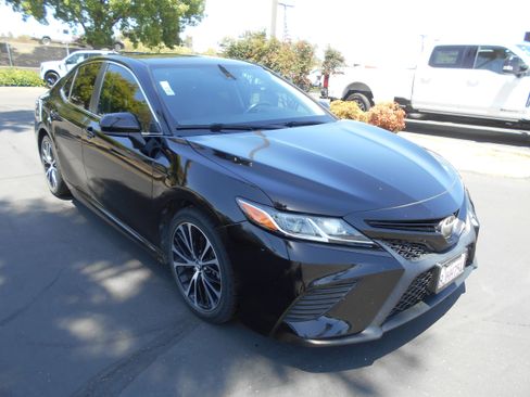 Used 2019 Toyota Camry SE w/ Accessory Appearance Package FWD image 6