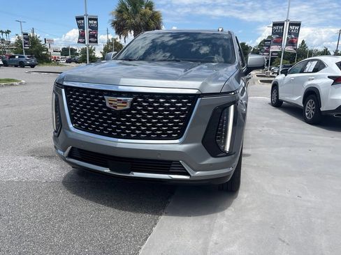 Used 2025 Cadillac Escalade ESV Premium Luxury AWD/4WD image 4