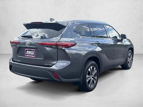 Used 2022 Toyota Highlander XLE AWD/4WD image 5