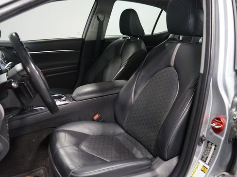 Used 2019 Toyota Camry XSE image 6