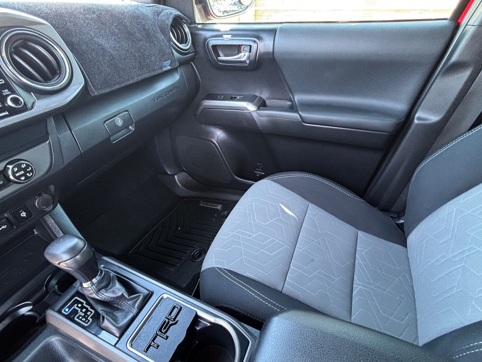 Used 2020 Toyota Tacoma TRD Sport w/ Technology Package RWD image 19