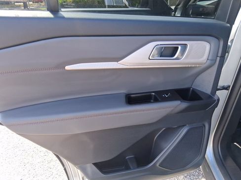 Used 2025 Ford Explorer Active AWD/4WD image 17