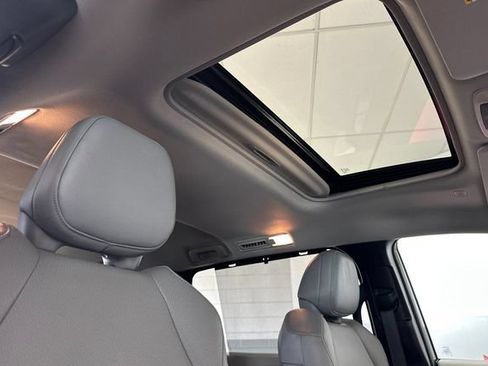 Used 2026 Toyota Sienna XLE FWD image 19