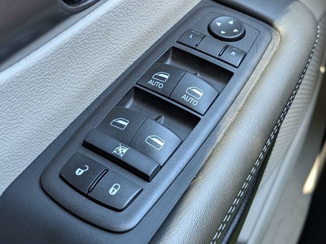 Used 2024 Chrysler Pacifica Touring-L FWD image 25