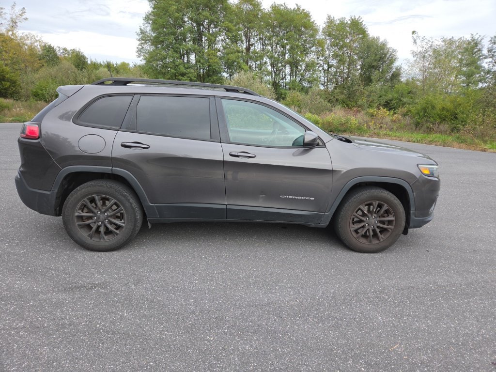 Used 2019 Jeep Cherokee Latitude Plus w/ Cold Weather Group AWD/4WD image 5