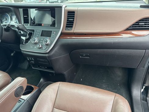 Used 2017 Toyota Sienna Limited image 19