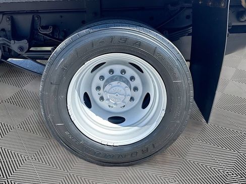 Used 2022 Ford F550 4x4 Crew Cab Super Duty w/ Power Equipment Group image 27