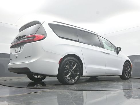 Used 2025 Chrysler Pacifica Limited FWD image 55