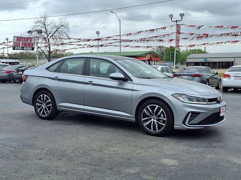 Used 2025 Volkswagen Jetta SE FWD image 22