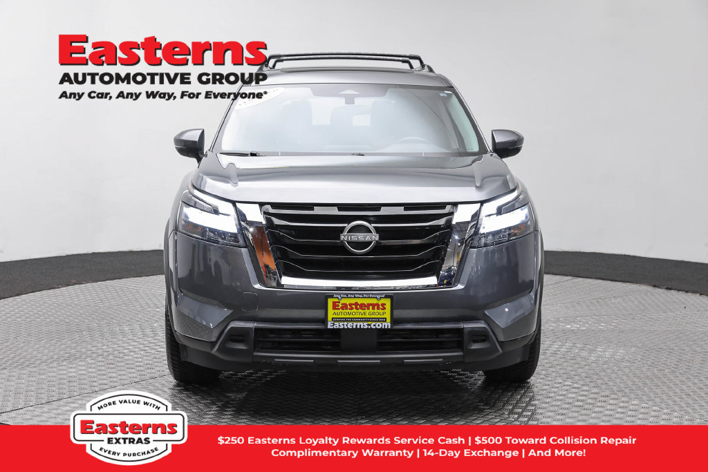 Used 2023 Nissan Pathfinder SV w/ SV Premium Package AWD/4WD image 3