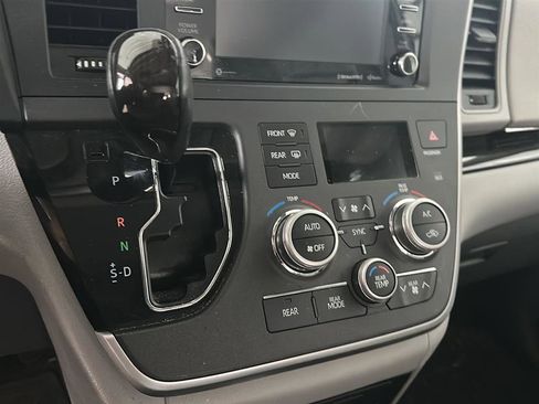 Used 2020 Toyota Sienna XLE image 25