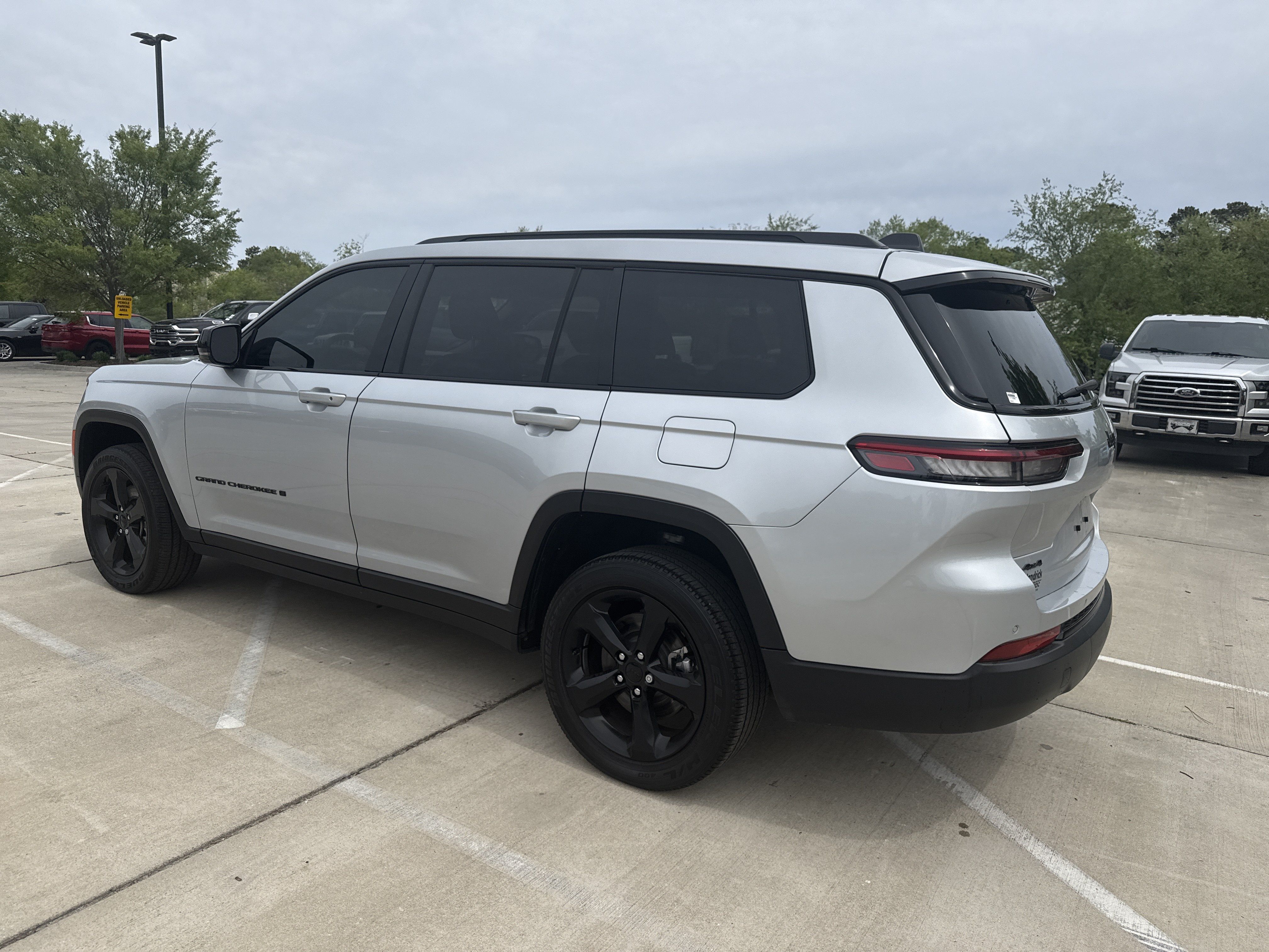 Used 2024 Jeep Grand Cherokee L Laredo AWD/4WD image 7