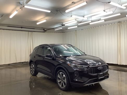 Used 2025 Ford Escape Platinum AWD/4WD image 4