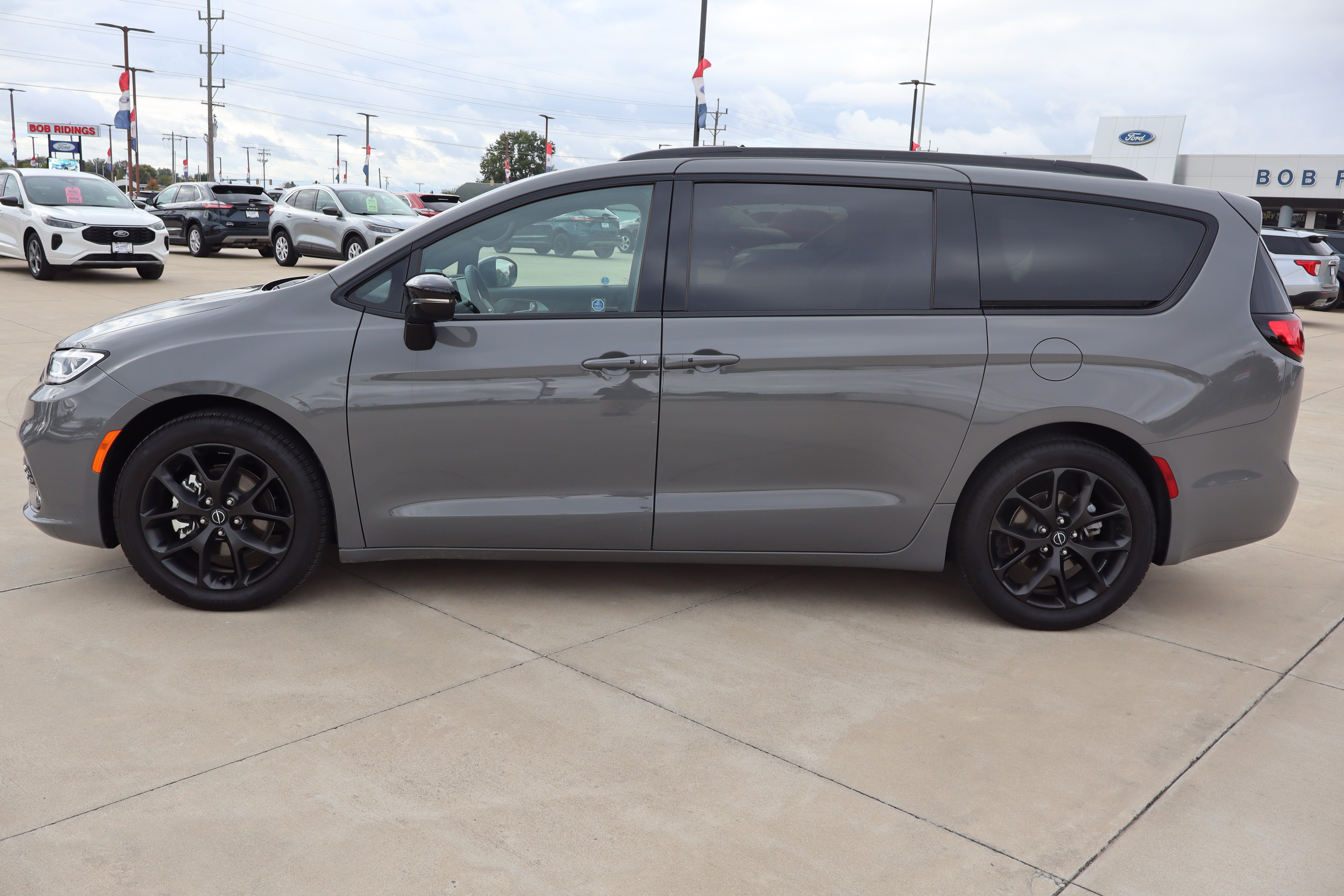 Used 2025 Chrysler Pacifica Limited FWD image 8