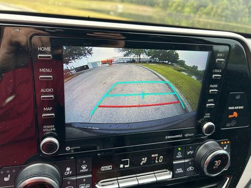 Used 2022 Toyota Highlander XLE image 25