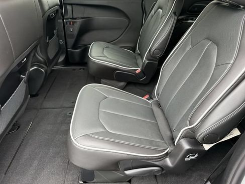 New 2026 Chrysler Pacifica Limited w/ S Appearance Package FWD image 17