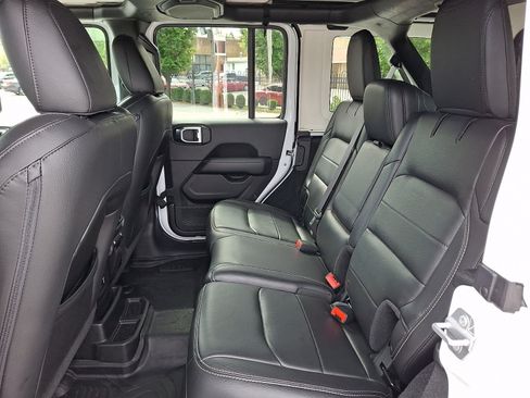 Used 2018 Jeep Wrangler Unlimited Sahara AWD/4WD image 10