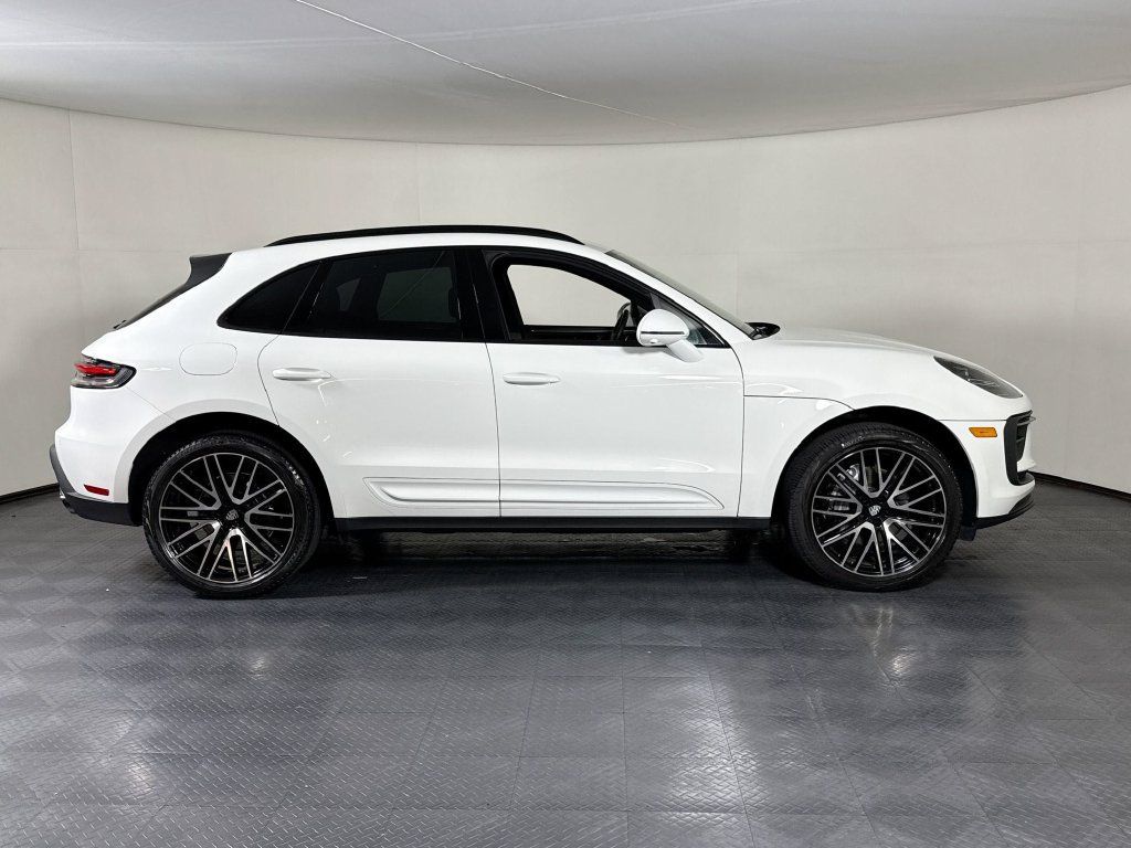 Certified 2025 Porsche Macan AWD/4WD image 8