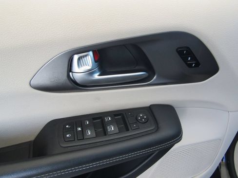 Used 2023 Chrysler Pacifica Touring-L FWD image 23