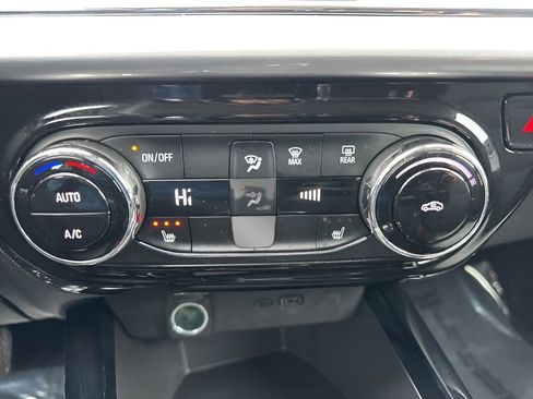 Used 2025 Chevrolet Trax LT w/ LT Convenience Package image 17