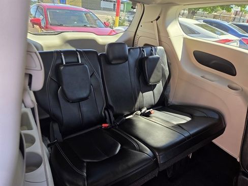 Used 2023 Chrysler Pacifica Touring-L FWD image 13