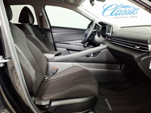Used 2025 Hyundai Elantra Hybrid FWD image 13