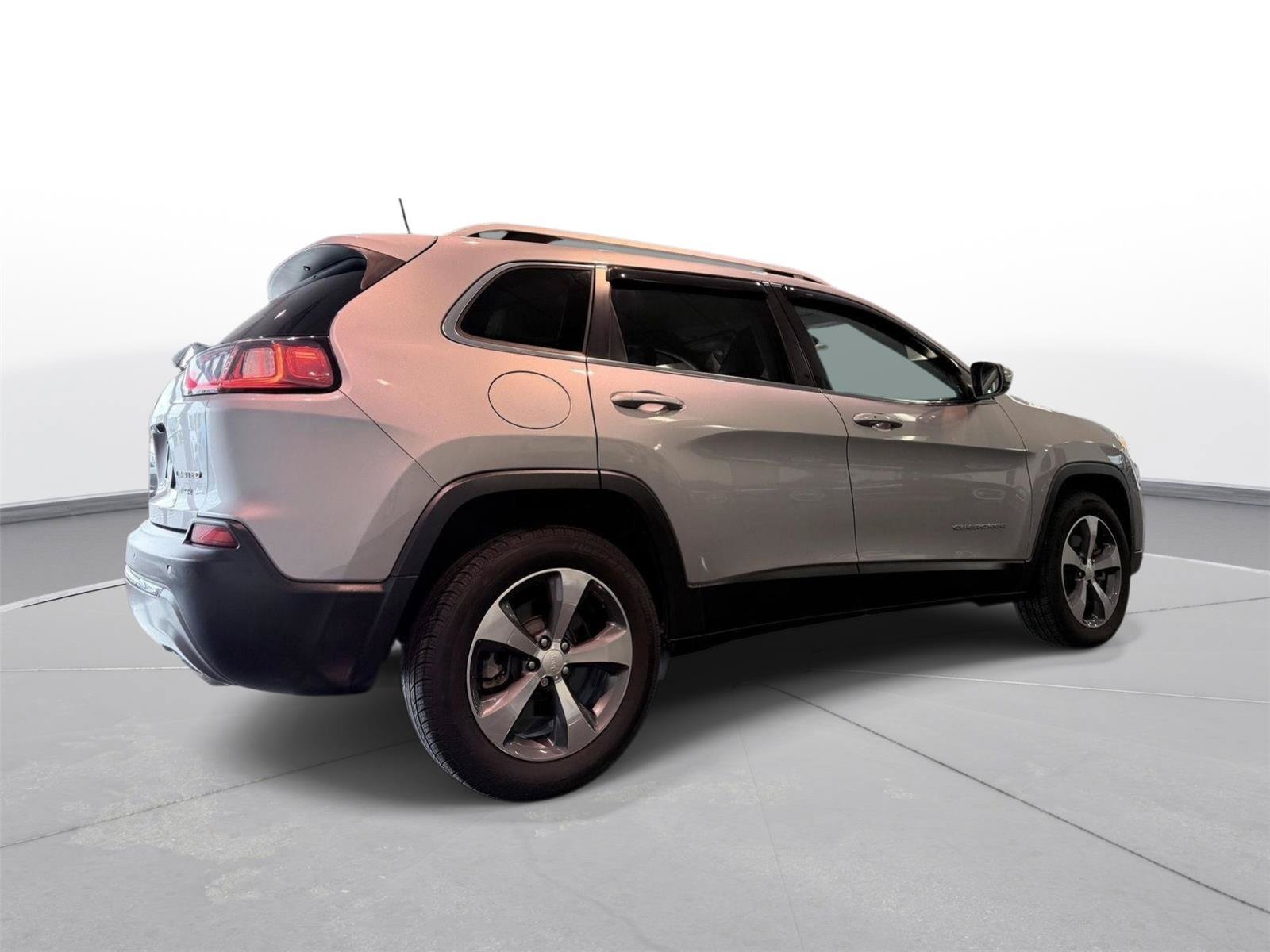 Used 2019 Jeep Cherokee Limited AWD/4WD image 6