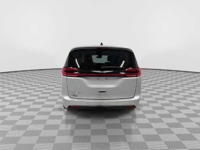 Used 2024 Chrysler Pacifica Touring-L FWD image 9