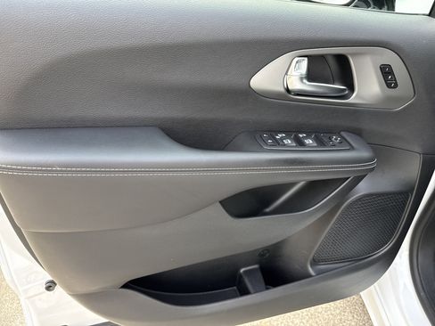 Used 2025 Chrysler Pacifica Select image 10