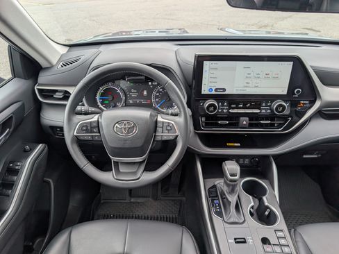 Used 2024 Toyota Highlander XLE AWD/4WD image 18