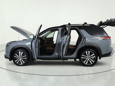 Used 2024 Nissan Pathfinder Platinum FWD image 6