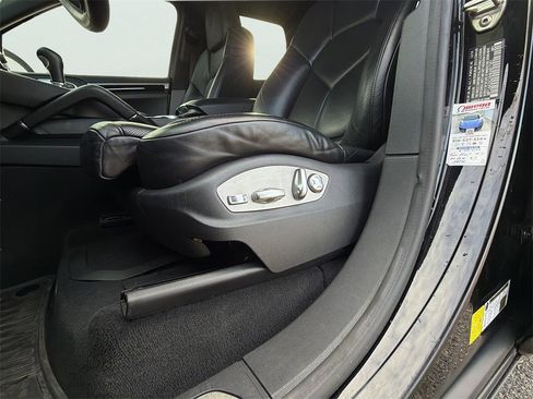 Used 2017 Porsche Cayenne Platinum Edition w/ Premium Package (PJV) image 5