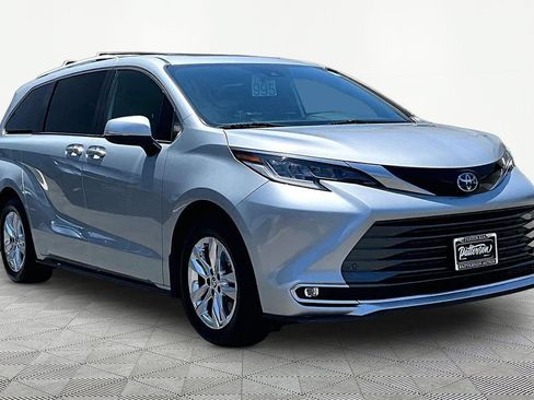 Used 2025 Toyota Sienna Limited AWD/4WD image 5
