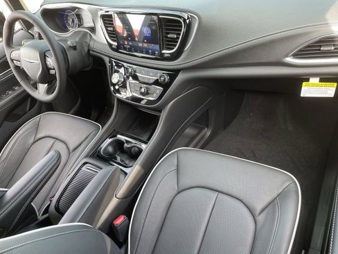 New 2026 Chrysler Pacifica Limited w/ S Appearance Package image 12