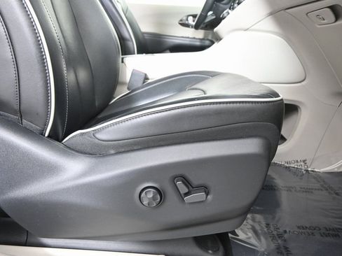 Used 2022 Chrysler Pacifica Limited image 14