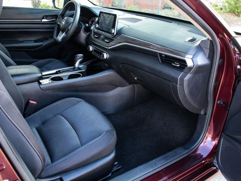 Used 2024 Nissan Altima 2.5 SV FWD image 28