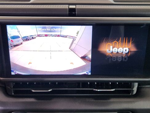 Used 2025 Jeep Wrangler Unlimited Rubicon AWD/4WD image 19
