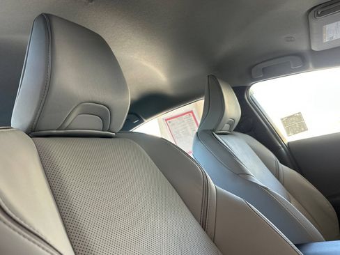 Certified 2024 Toyota Prius XLE FWD image 17