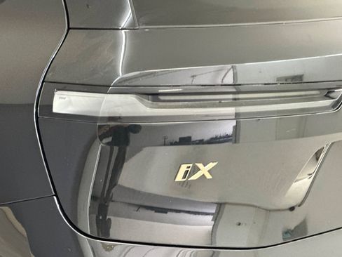 Used 2023 BMW iX xDrive50 w/ Sport Package image 12