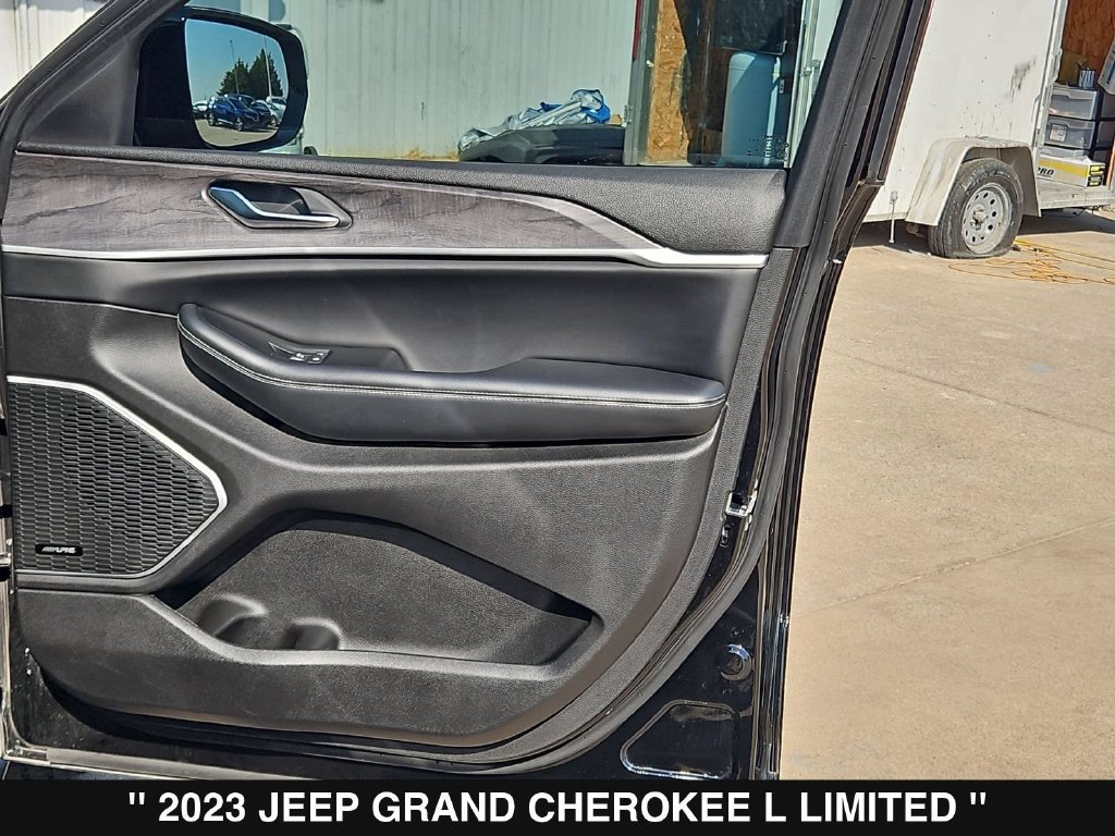 Used 2023 Jeep Grand Cherokee L Limited AWD/4WD image 32