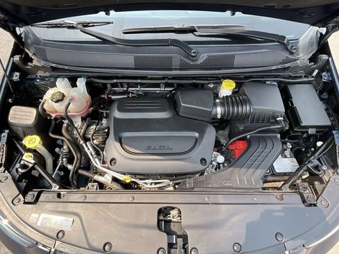 Used 2023 Chrysler Pacifica Touring-L FWD image 13