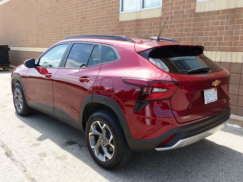 Used 2025 Chevrolet Trax LT w/ LT Convenience Package FWD image 8