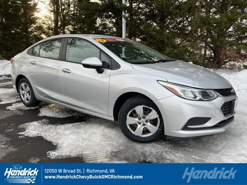 Used 2018 Chevrolet Cruze LS image 1