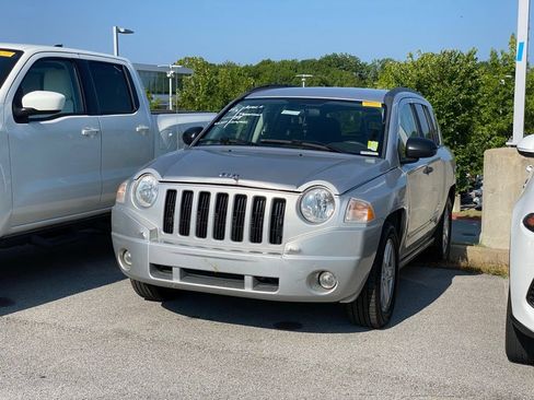 Used 2009 Jeep Compass Sport FWD image 3