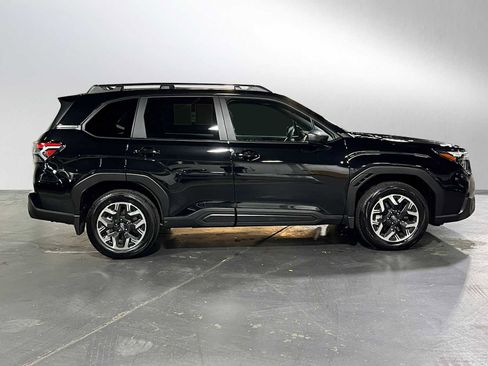 Used 2025 Subaru Forester Premium image 2