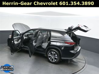 Used 2023 Toyota Highlander XLE video 2