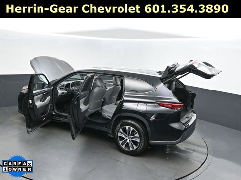 Used 2023 Toyota Highlander XLE image 2