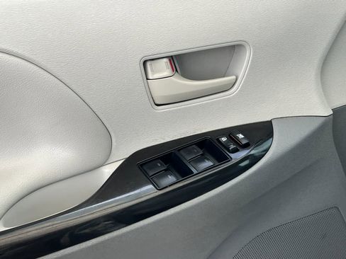 Used 2012 Toyota Sienna LE FWD image 13