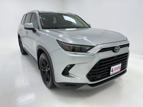 Used 2024 Toyota Grand Highlander FWD image 2